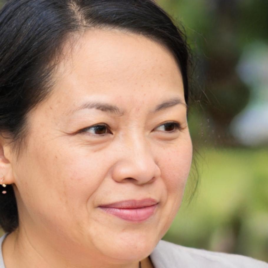 Directrice financière tremilonae présentant une stratégie budgétaire